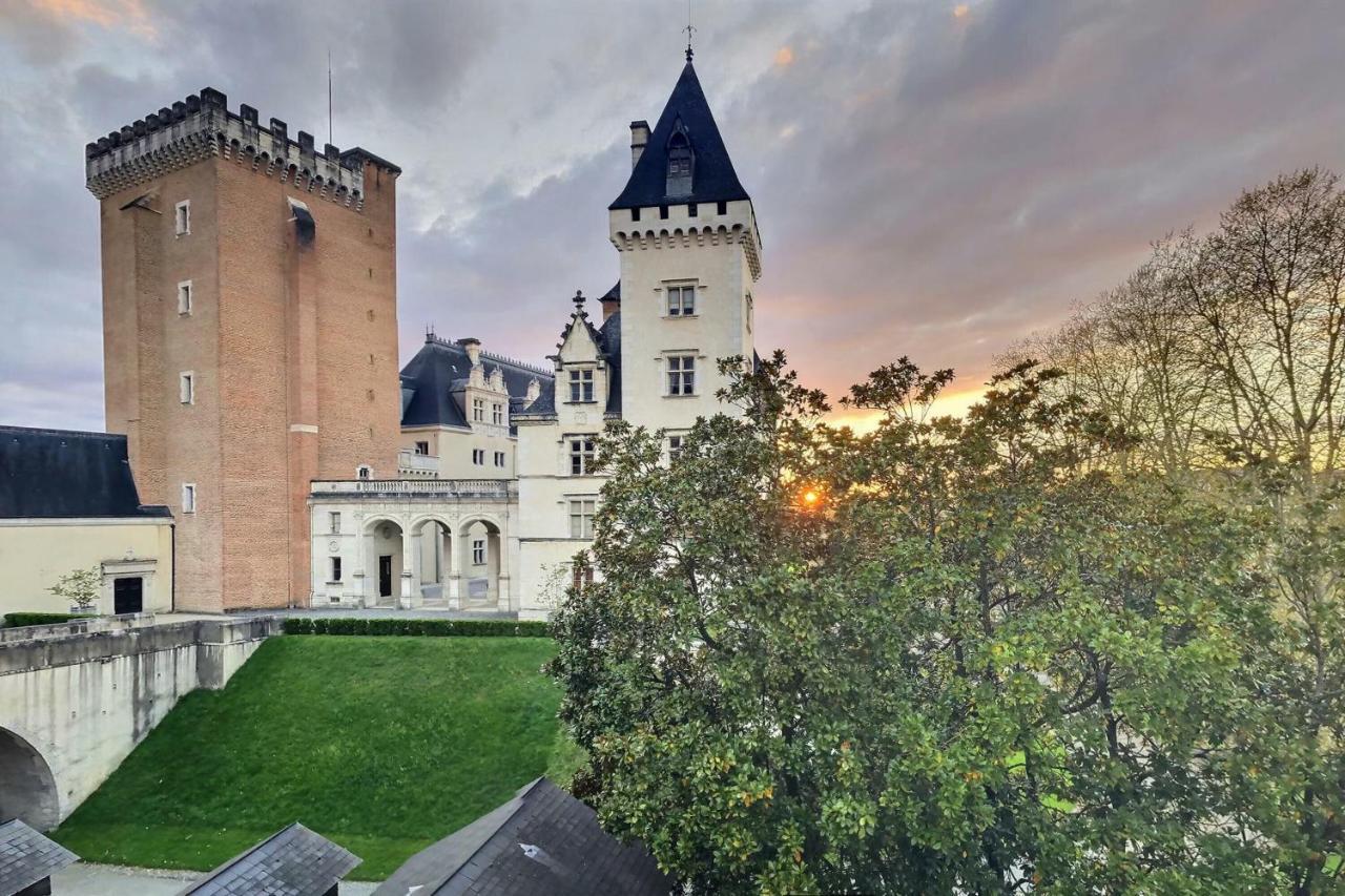 Vue Magique Sur Le Chateau Dans Un Quartier Populaire По Экстерьер фото