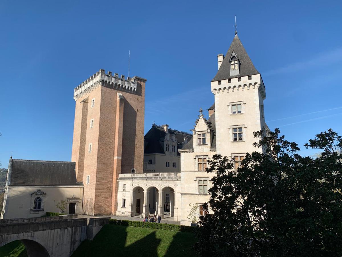Vue Magique Sur Le Chateau Dans Un Quartier Populaire По Экстерьер фото