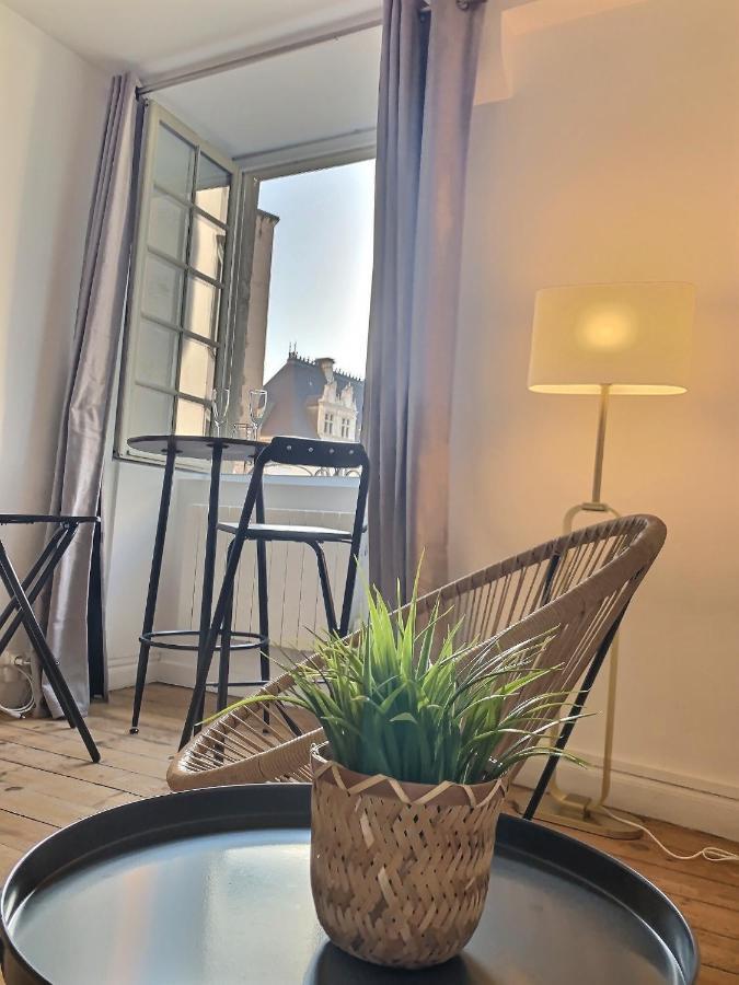Vue Magique Sur Le Chateau Dans Un Quartier Populaire По Экстерьер фото