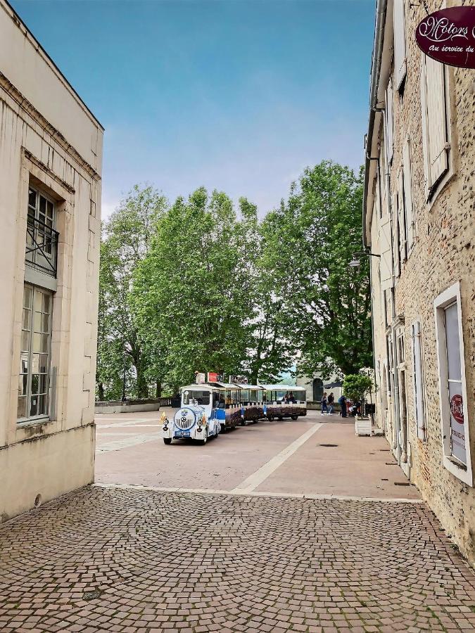 Vue Magique Sur Le Chateau Dans Un Quartier Populaire По Экстерьер фото